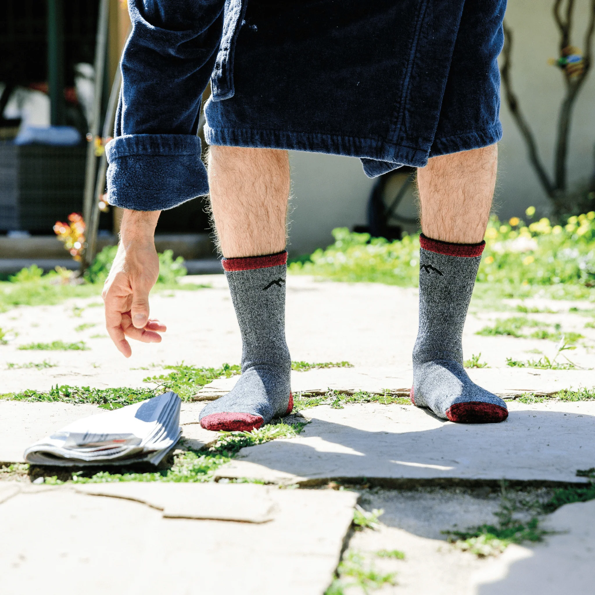Darn Tough Men's Mountaineering Micro Crew Heavyweight with Full Cushion Hiking Sock - Smoke - Image 7