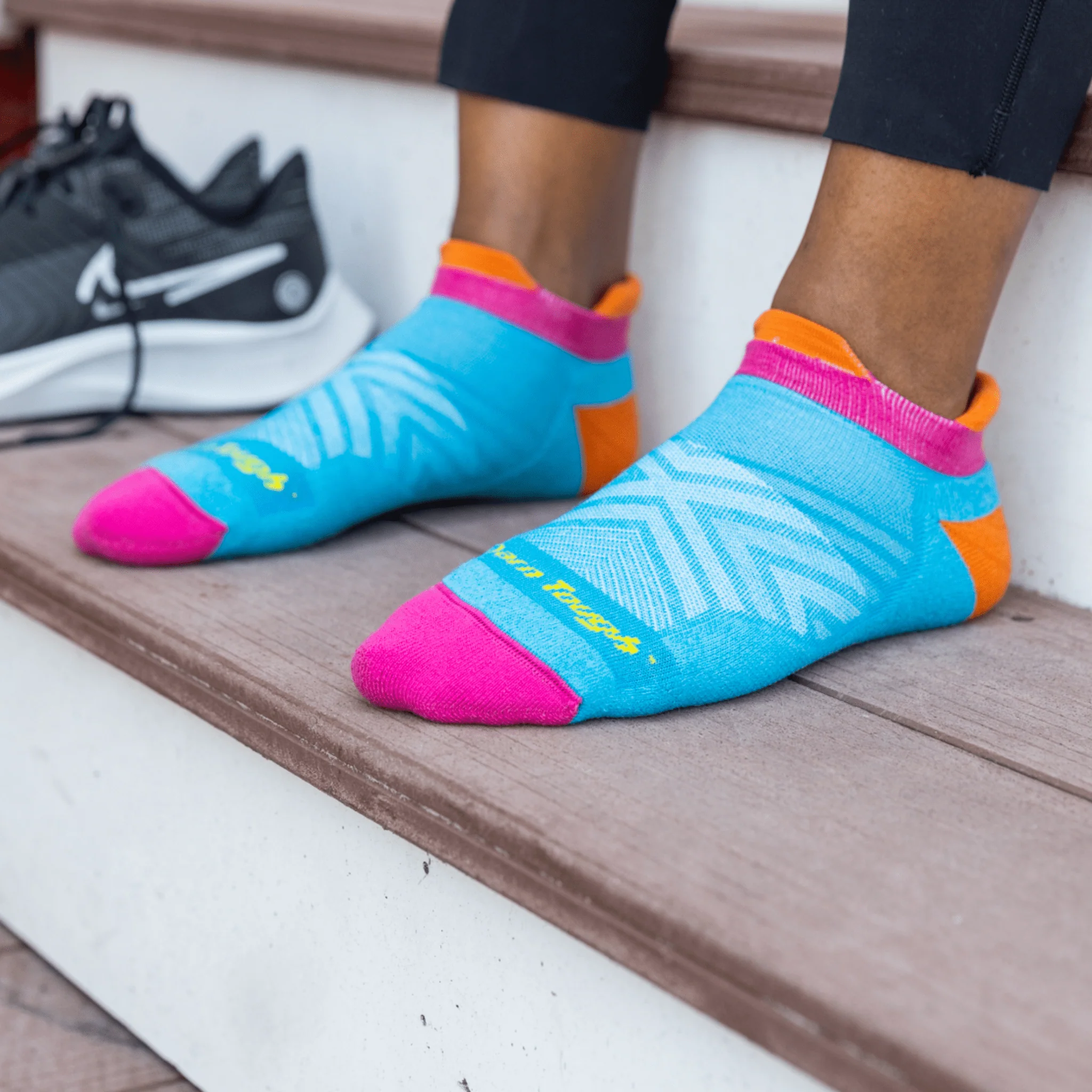 Darn Tough Women's Run No Show Tab Ultra-Lightweight Cushioned Socks - Ocean - Image 2
